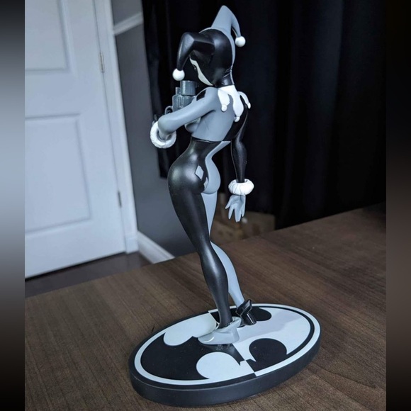 BATMAN BLACK & WHITE HARLEY QUINN STATUE BRUCE TIMM BY DC COLLECTIBLES - Picture 5 of 6
